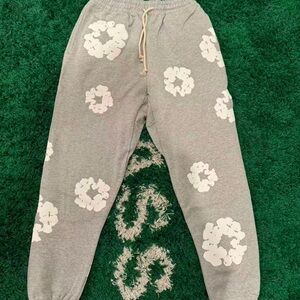 1822 Denim Gray Floral Joggers